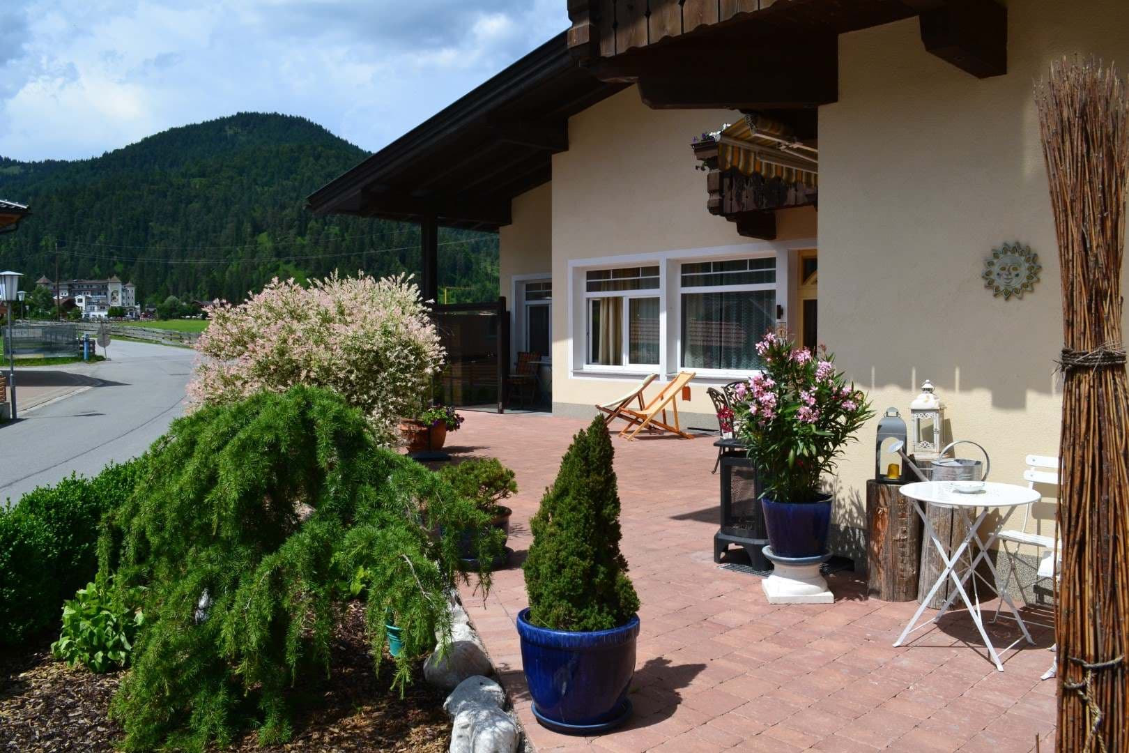 Sonnige Terrasse des Hauses
