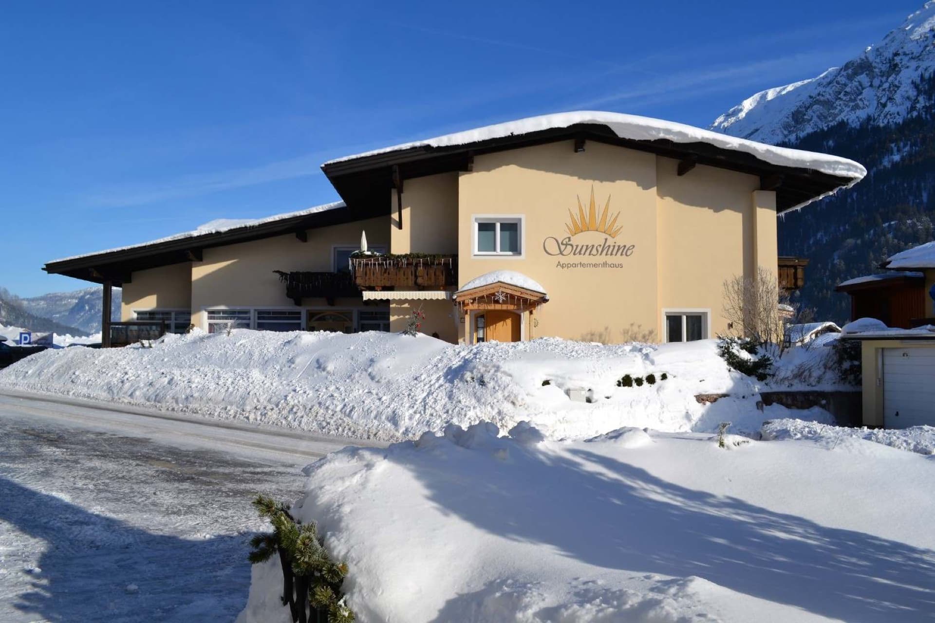 Das Haus im Tiefschnee bei Sonne