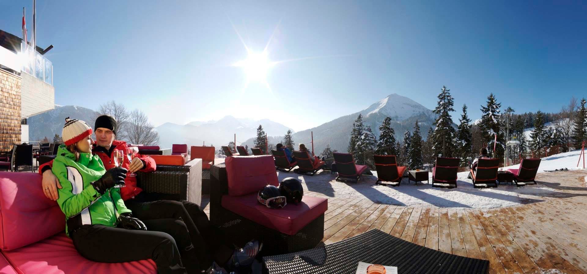 Après-Ski auf der Sonnenterrasse im Skigebiet