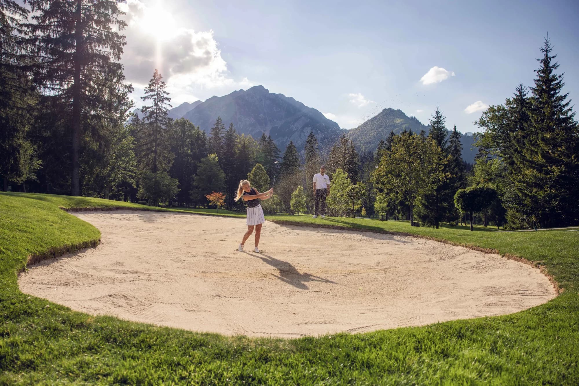 Luftaufnahme der herbstlichen Fairways und Bunker des Golf- und Landclubs Achensee