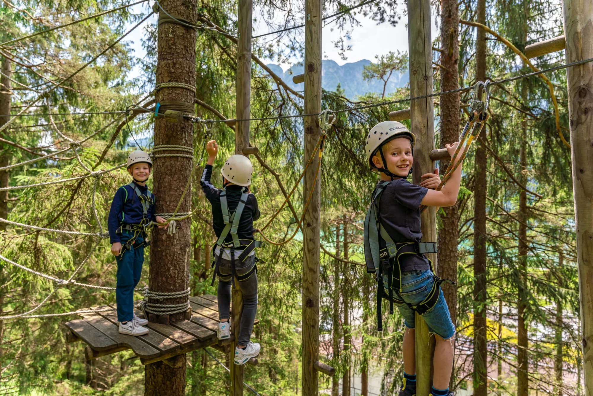 Kinder beim Kletterabenteuer des Kinderprogramms Achensee, begleitet von geprüften Guides