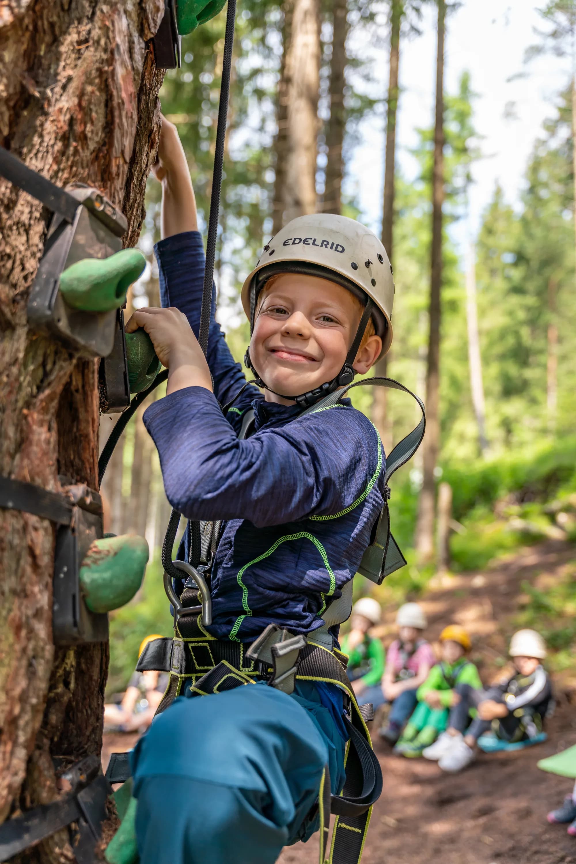 Kinder beim Klettern und Flying Fox im Rahmen des Kinderprogramms Achensee