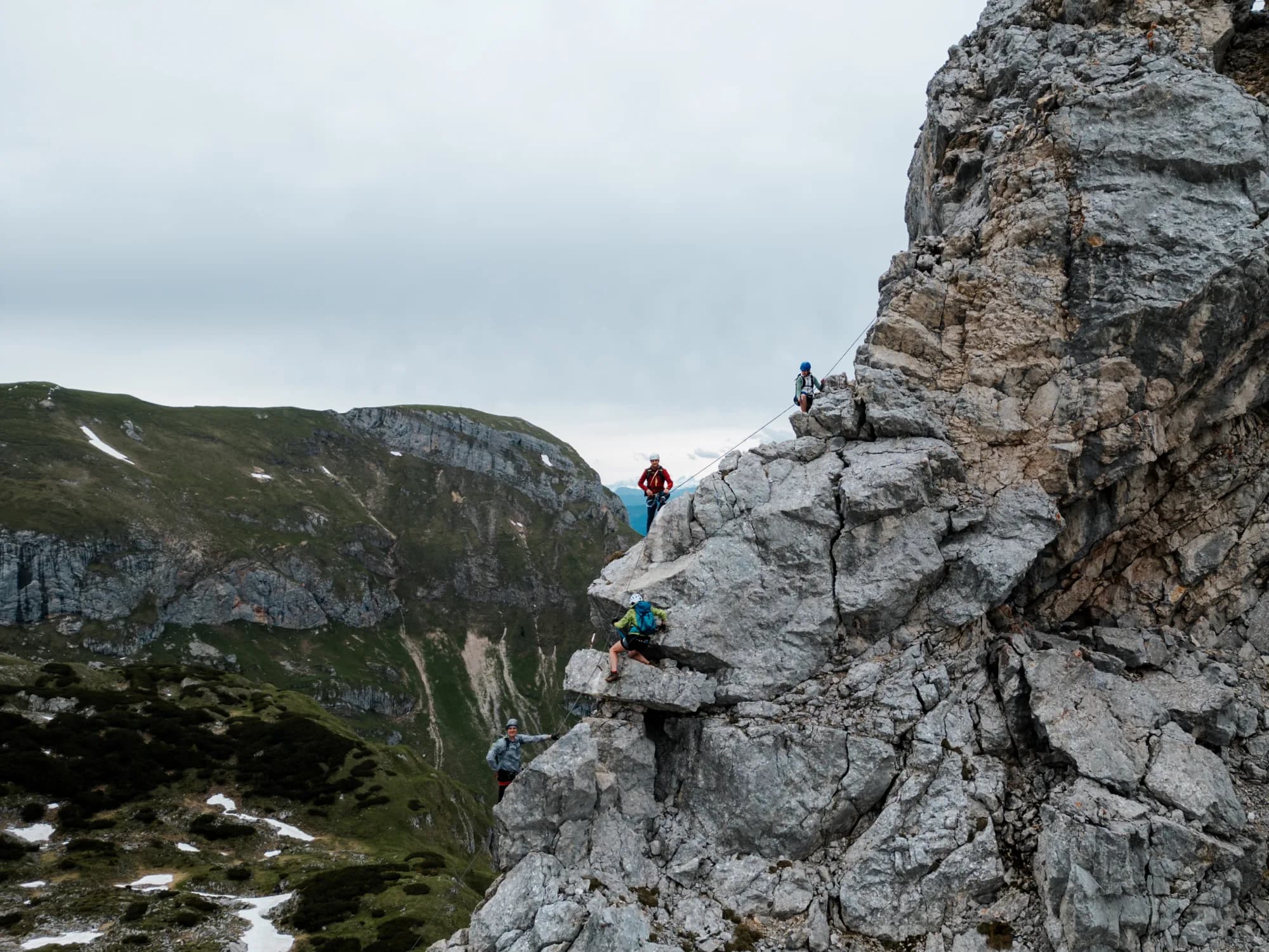 Kletterer am Klettersteig beim Dalfazer Wasserfall mit Blick hinunter zum Achensee