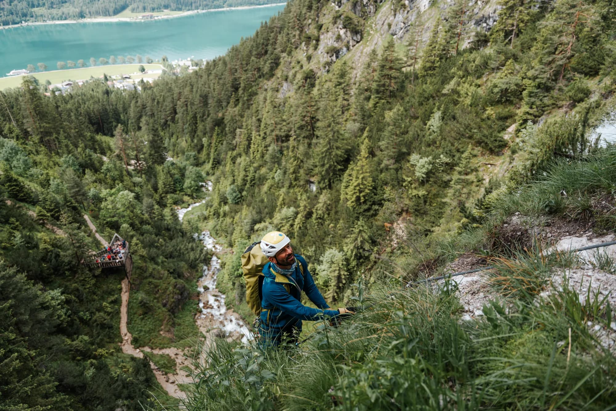 Teilnehmer des Achensee Klettersteigcamps im oberen Teil des Klettersteigs Haidachstellwand