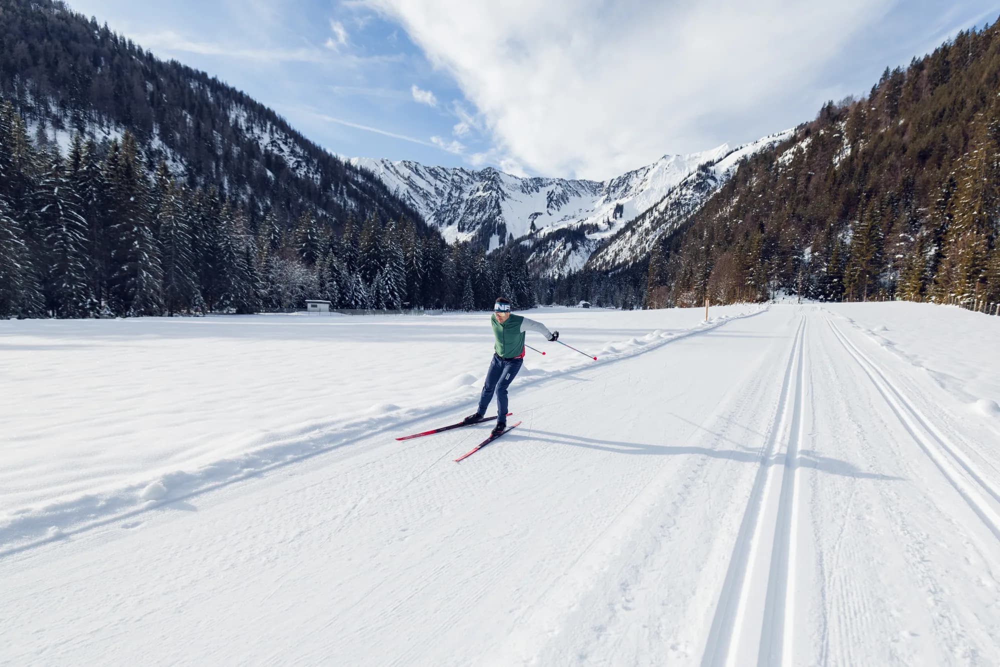 Langläufer auf der Skatingspur im Oberautal in Achenkirch