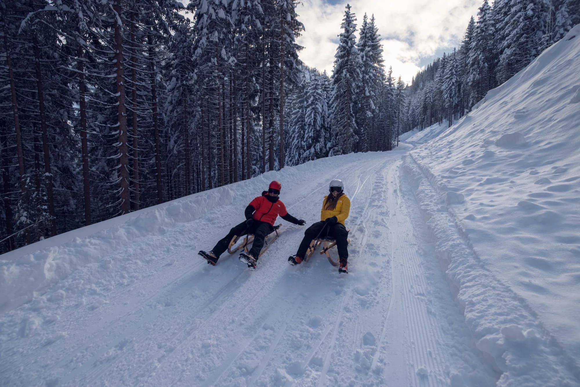 Blick vom Schlitten auf die Rodelpartie vor einem auf der Rodelbahn am Zwölferkopf