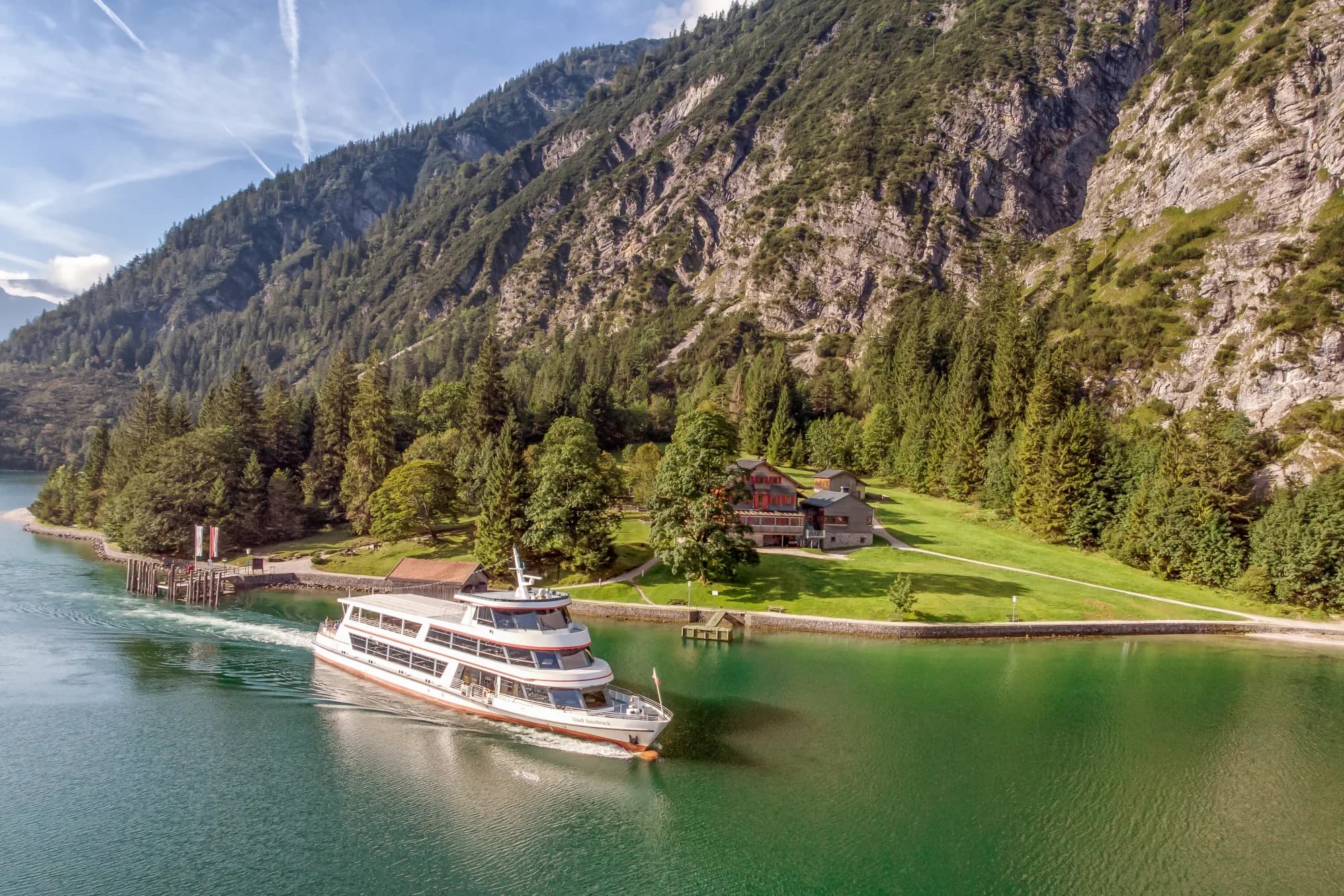 Ein Schiff der Achensee-Schifffahrt verlässt die Anlegestelle der Gaisalm am Mariensteig