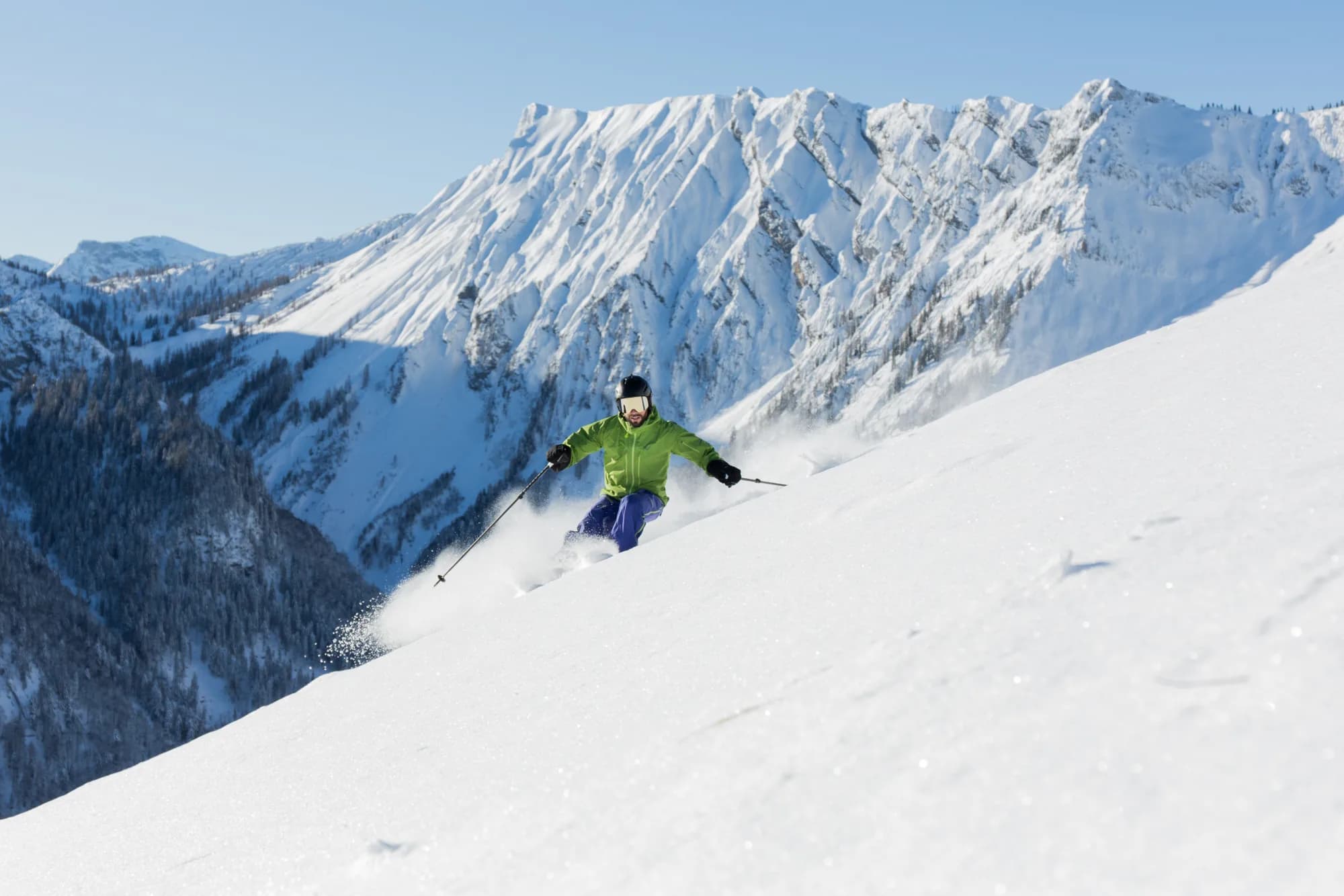 Skifahrer genießt den Blick auf den Achensee im Skigebiet Christlum