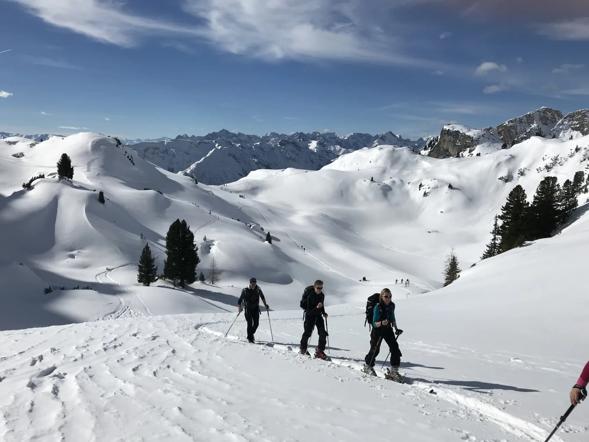 Gruppe beim Achensee Skitourencamp steigt auf einem Grat im Rofangebirge auf