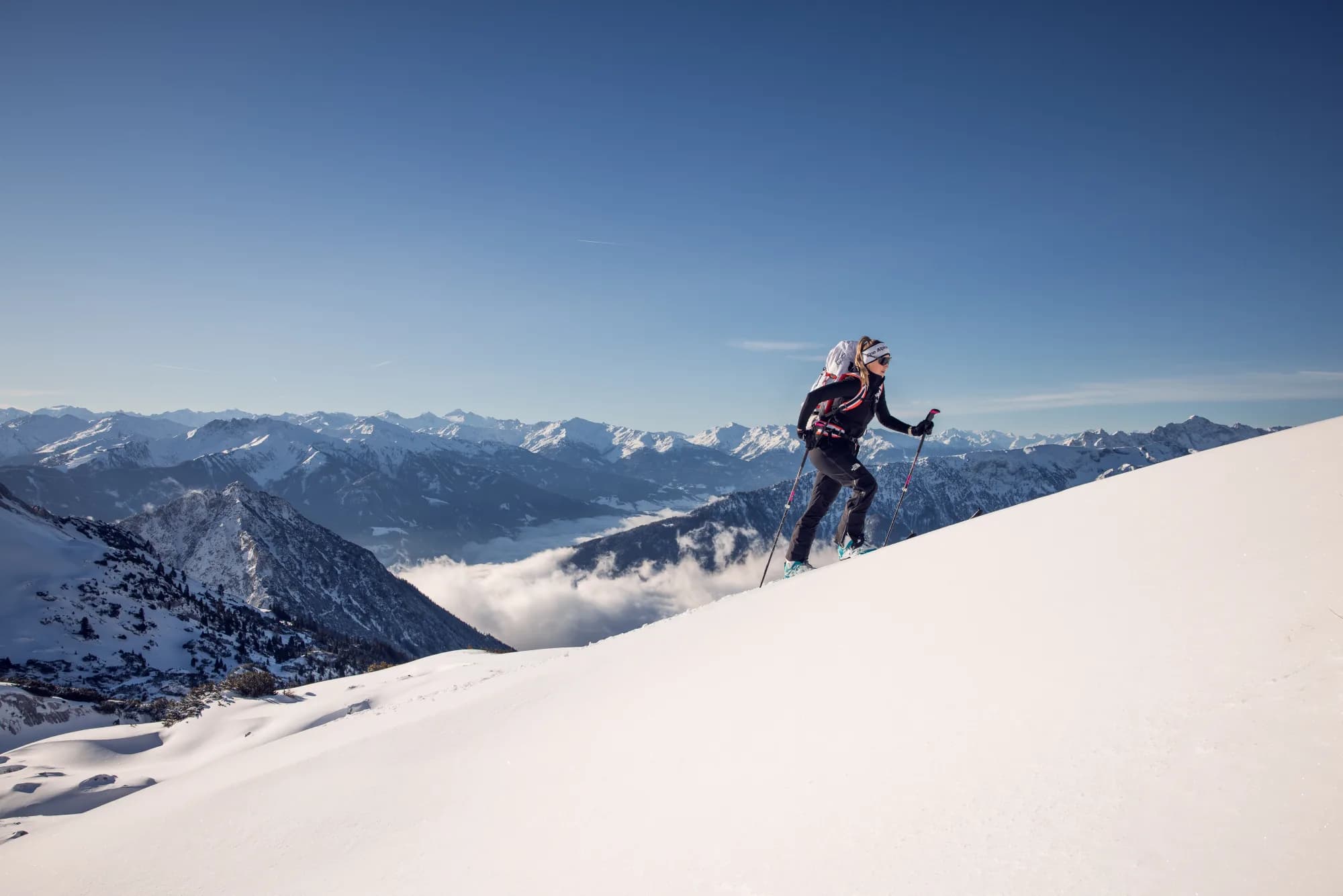 Skitourengeherin blickt auf die felsige Seekarlspitze im Rofangebirge