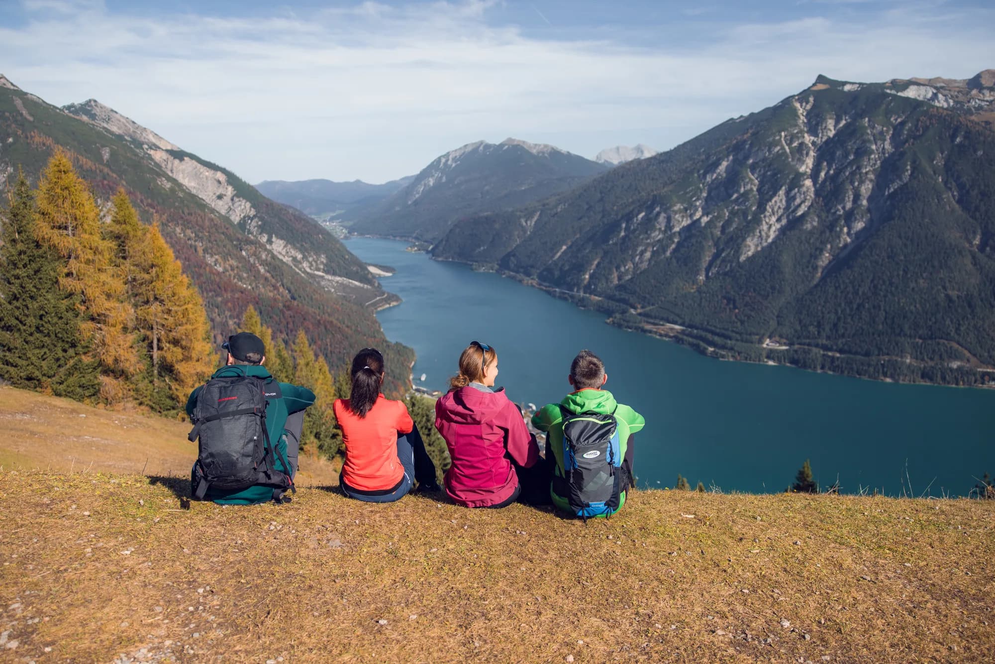 Wandergruppe genießt am Zwölferkopf im Karwendelgebirge den Blick auf den Achensee im Herbst