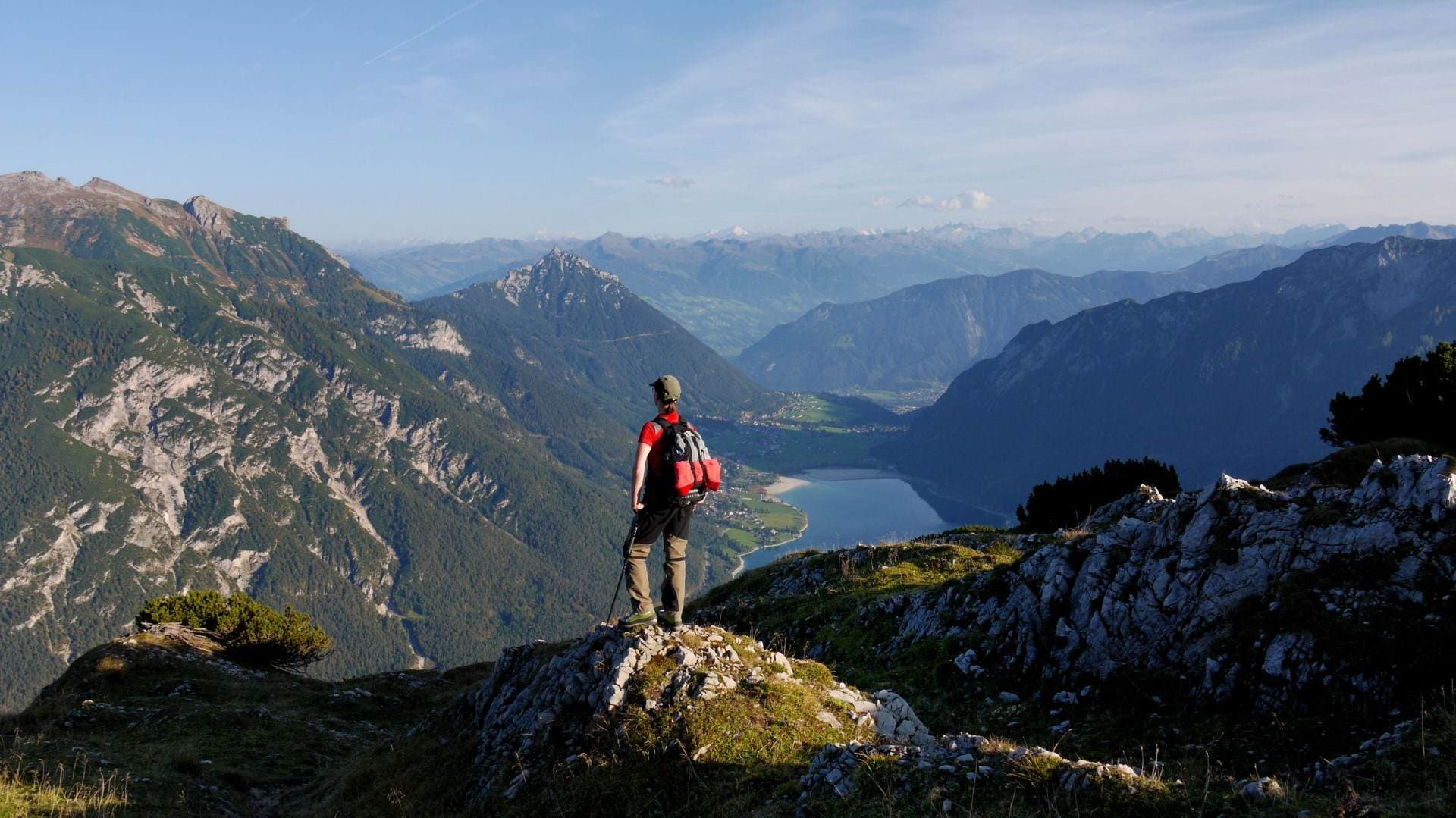 Blick vom Berg über den türkisblauen Achensee