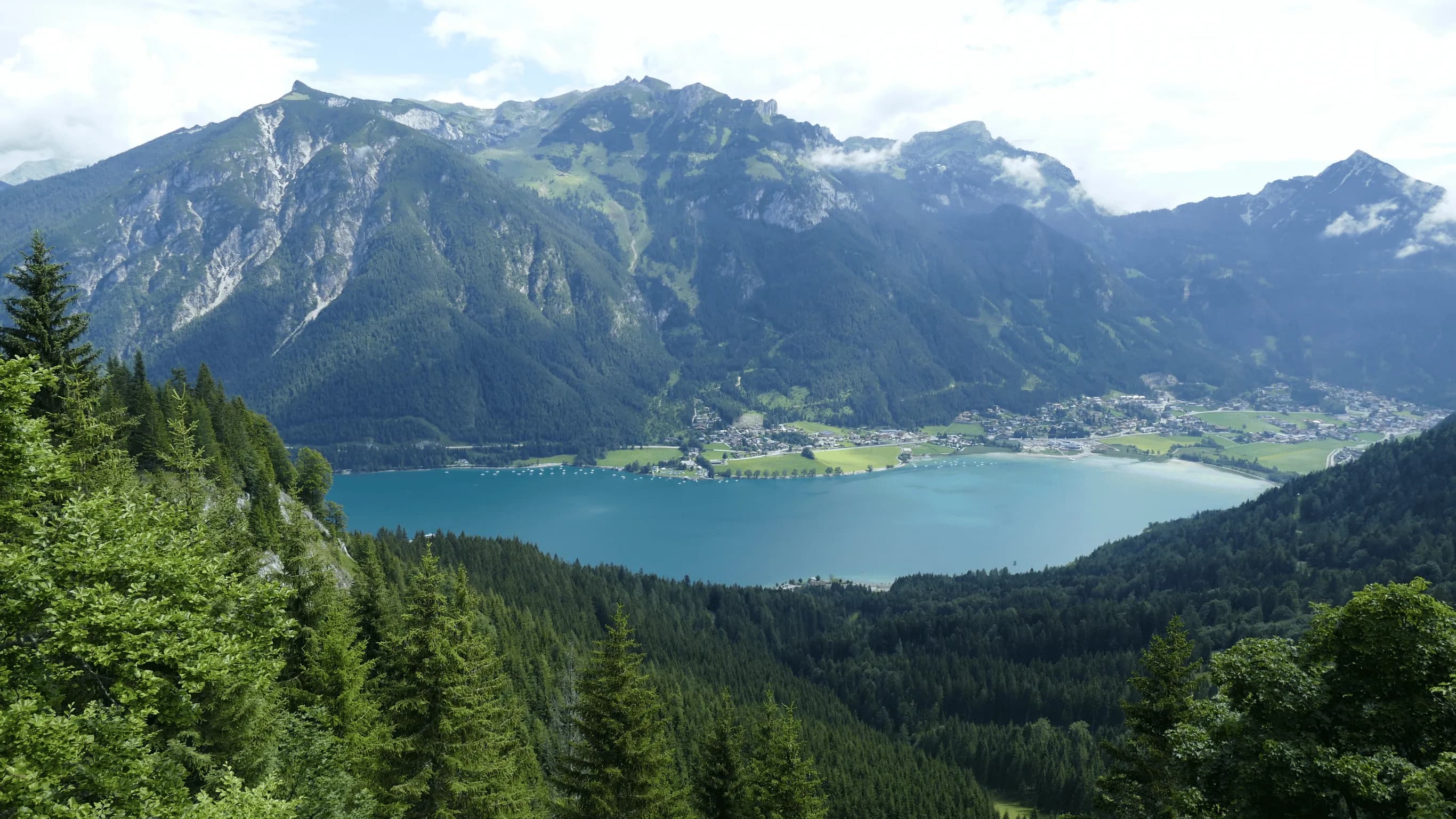 Panorama über den türkisblauen Achensee mit Pertisau und dem Karwendel