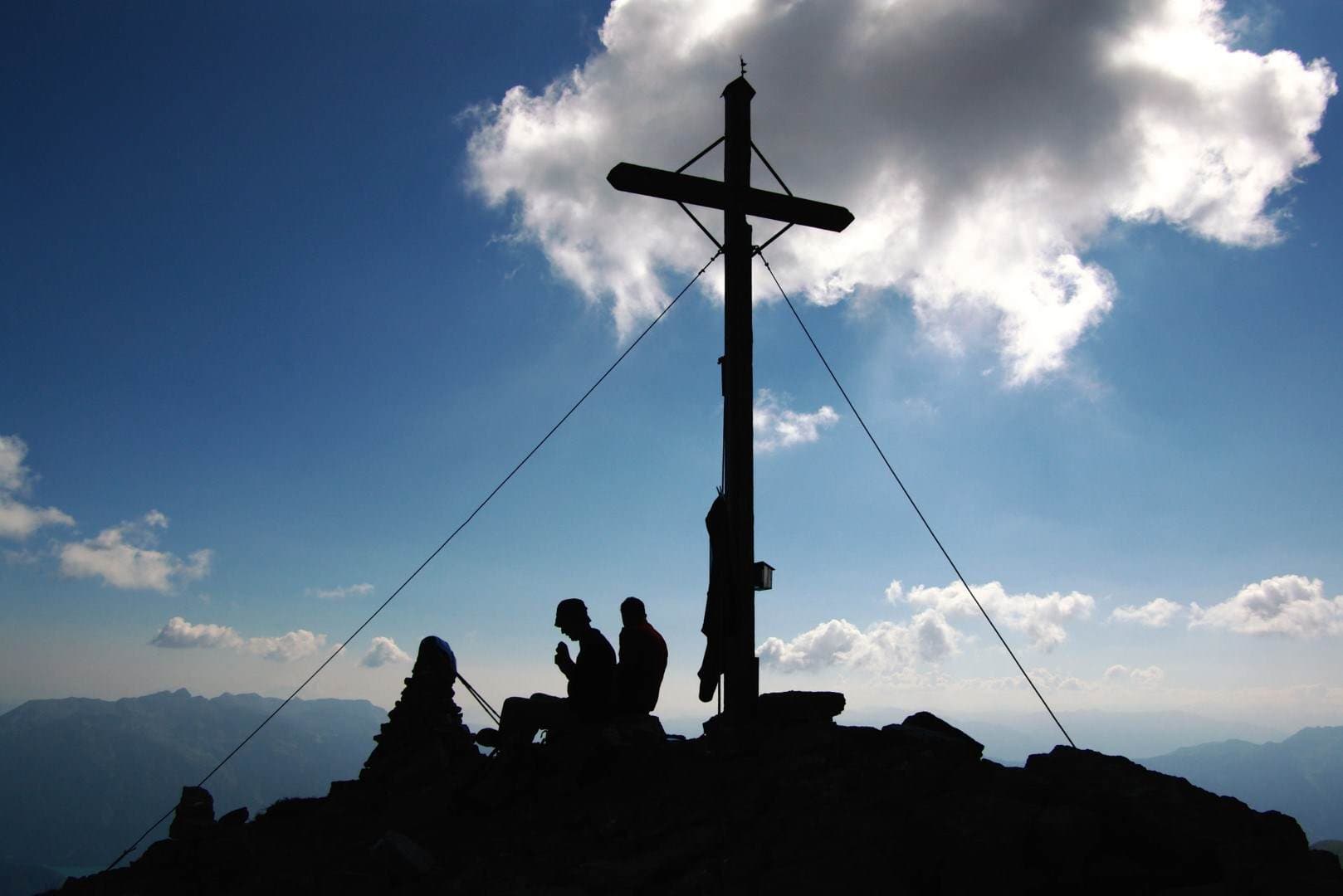 Gipfelkreuz hoch über dem Achensee