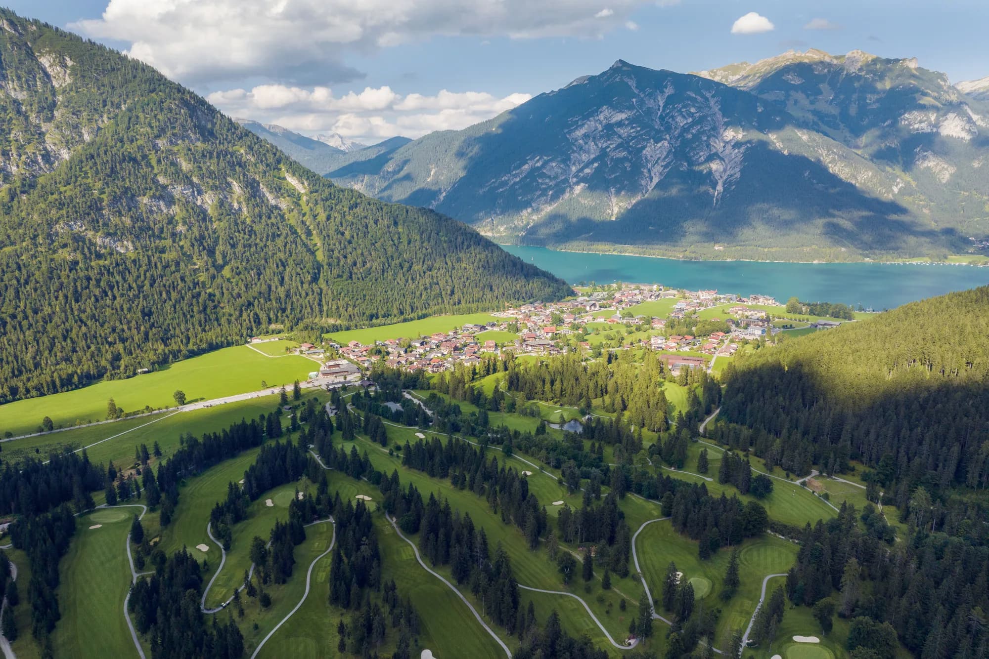 Luftaufnahme von Pertisau am Achensee mit dem Golf- und Landclub Achensee