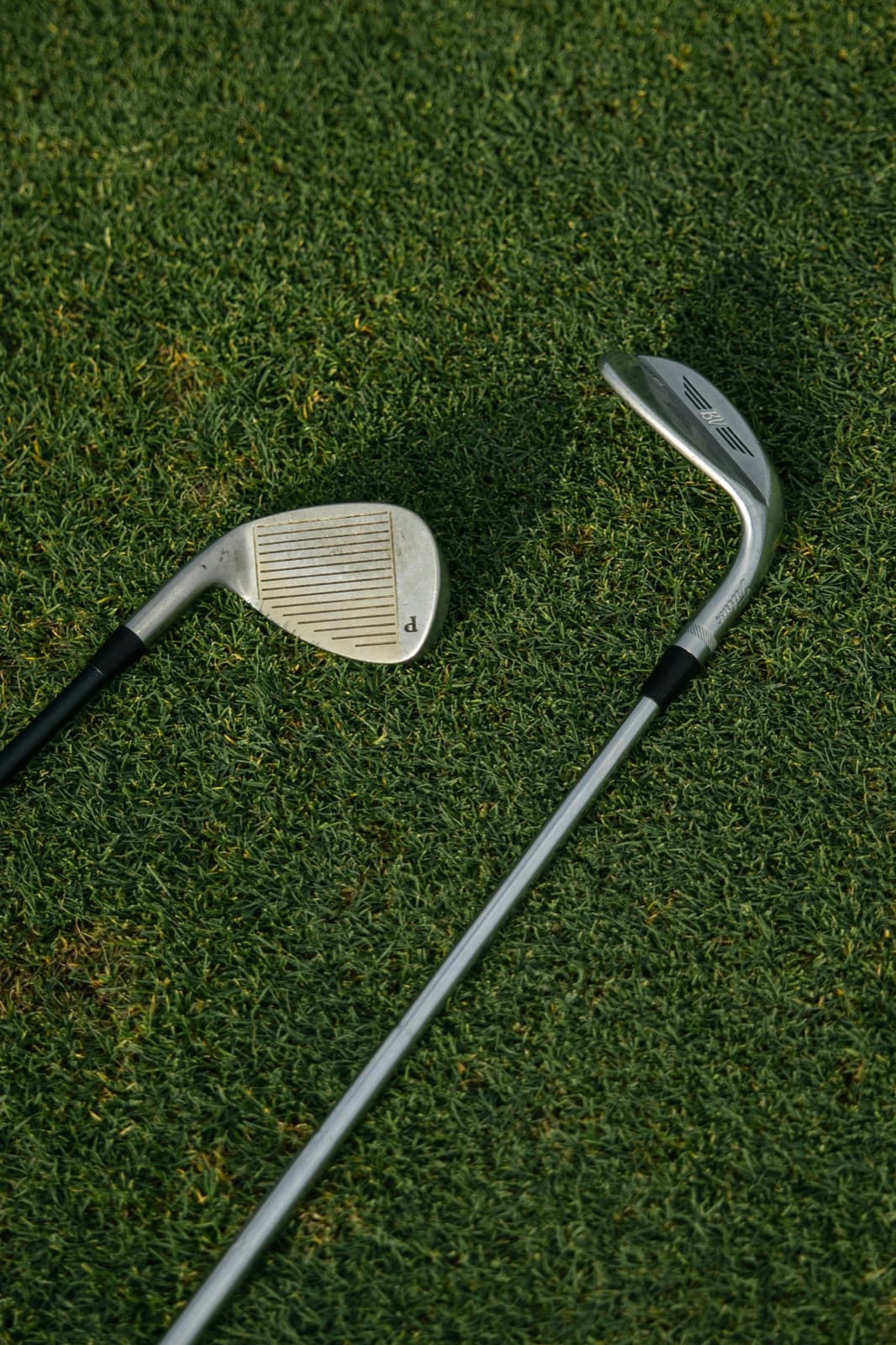 Golfschläger auf dem Grün