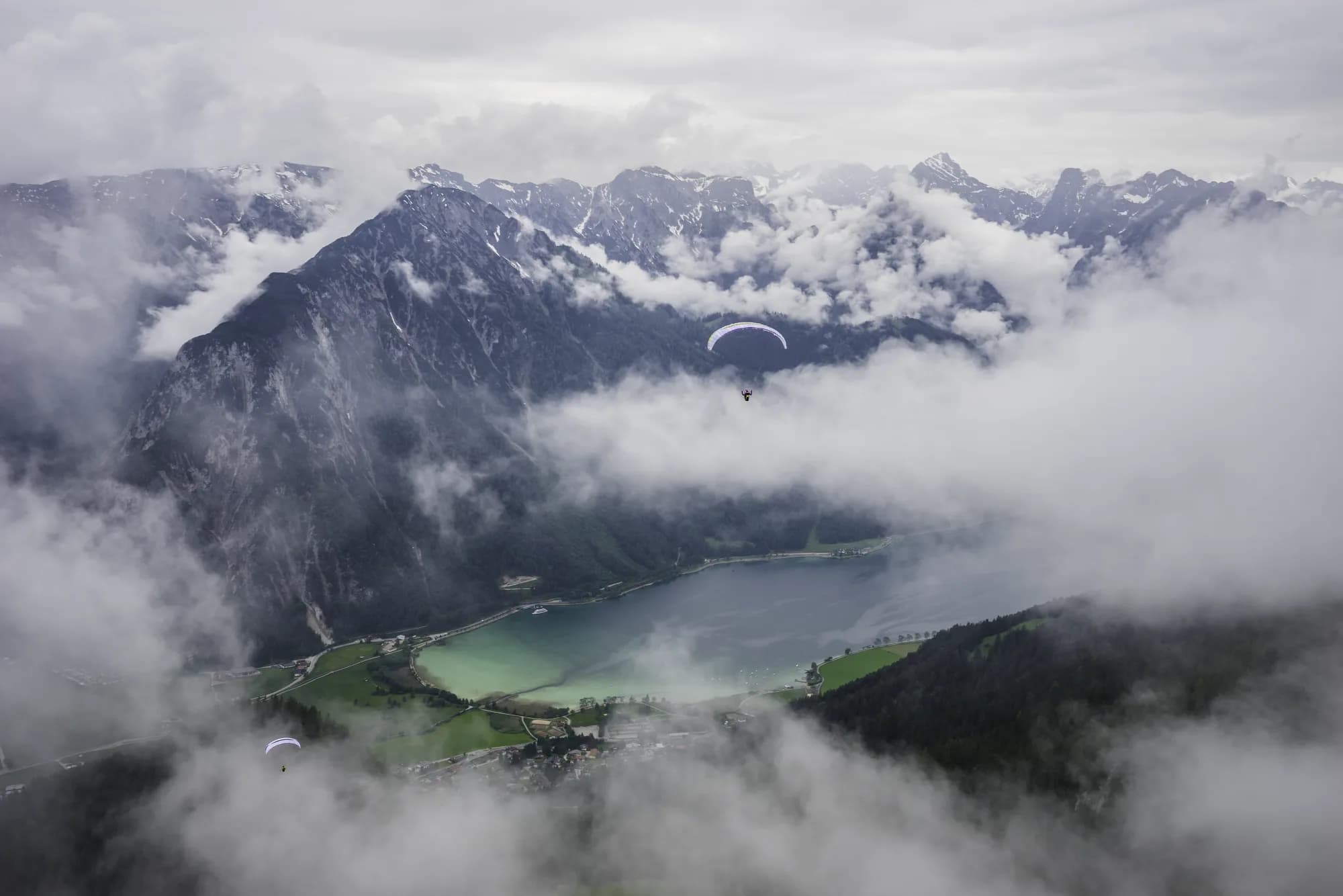 Gleitschirm im Tandemflug hoch über dem türkisblauen Achensee