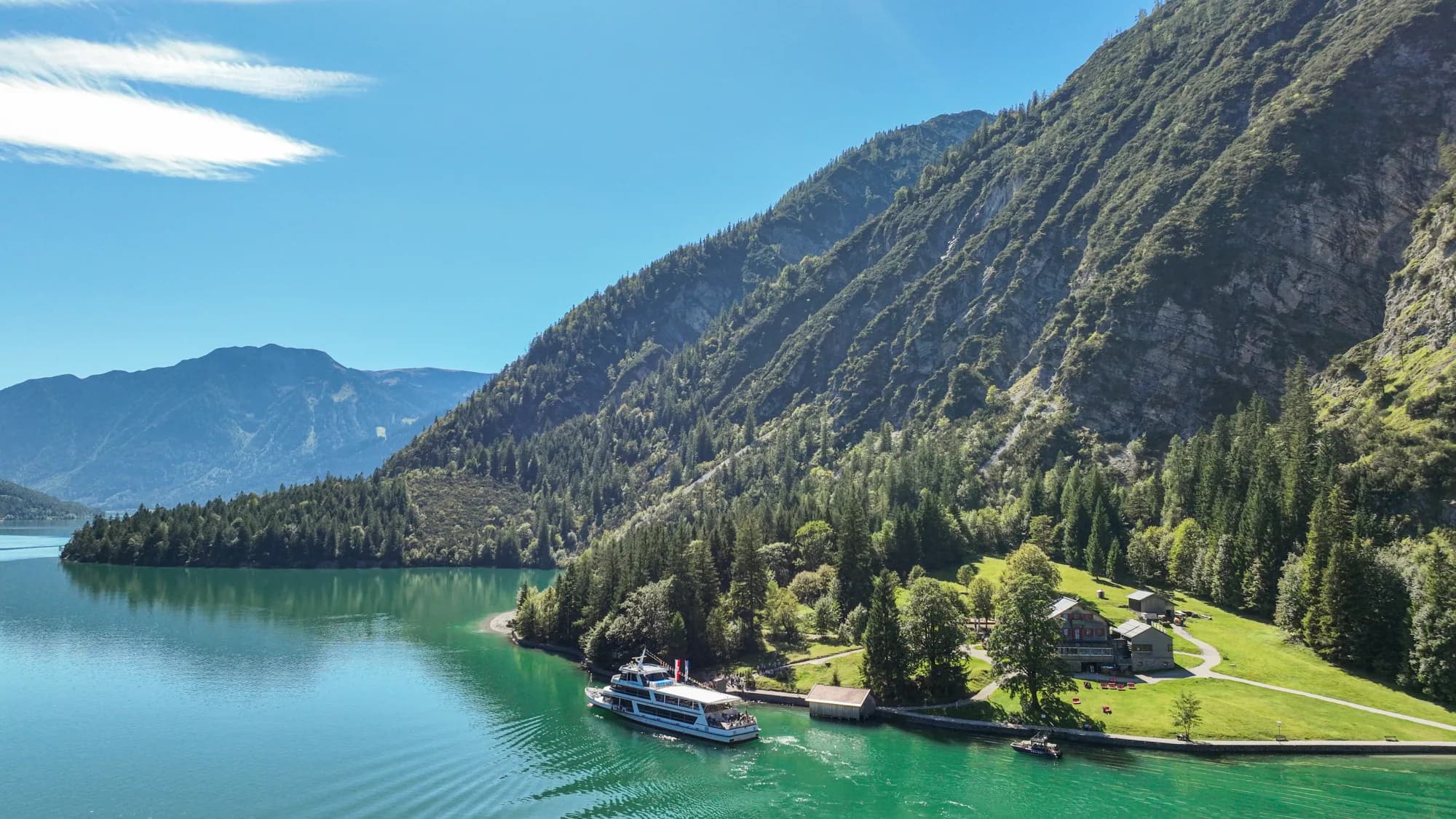 Die Gaisalm am Achensee, davor legt ein Schiff der Achensee-Schifffahrt an