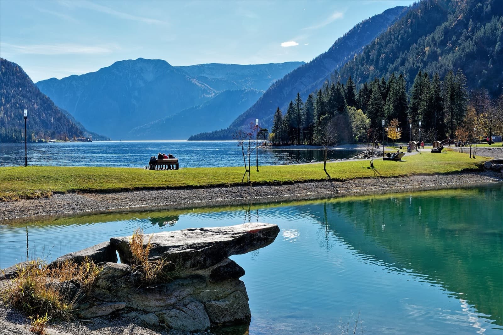 Türkisblaue Badebucht am Achensee mit Bergpanorama