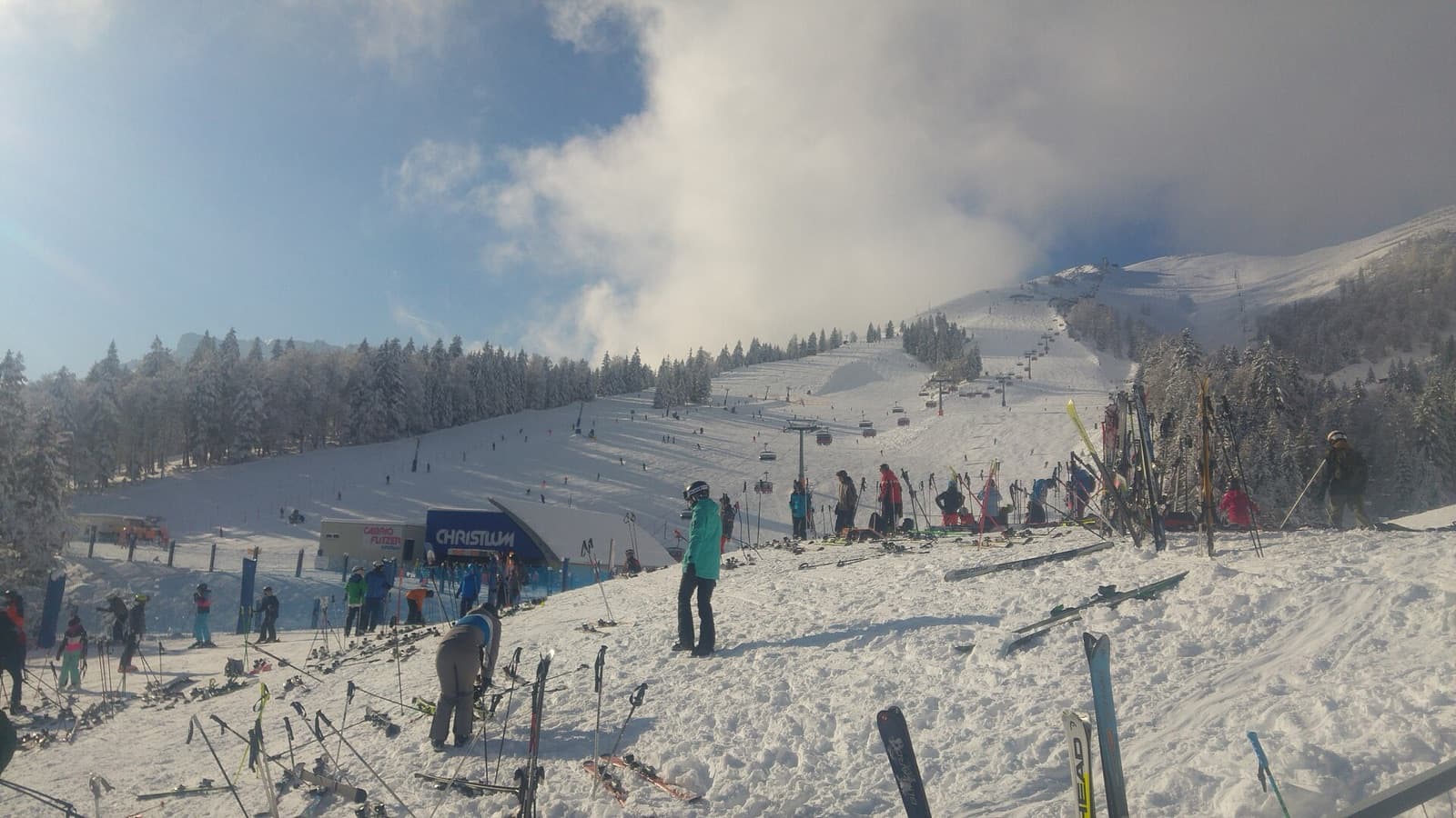 Skitag im Skigebiet Christlum mit Sesselbahn und verschneiten Pisten