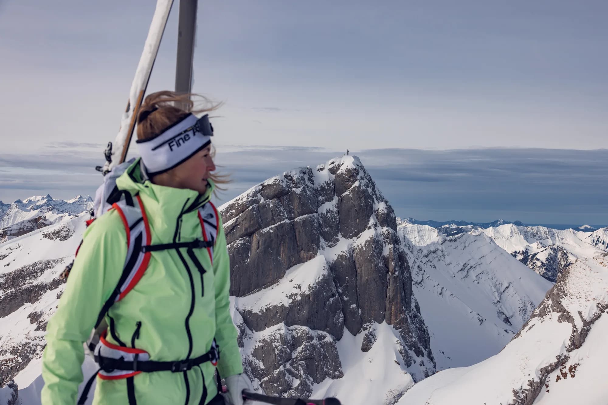 Skitourengeherin steigt über einem Wolkenmeer zur Seekarlspitze im Rofangebirge auf